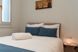 3 bedrooms, desk, WiFi, bed sheets