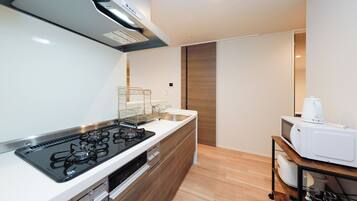 402/Accommodates six-person, Non Smoking | Private kitchen | Full-sized fridge, microwave, stovetop, cookware/dishes/utensils