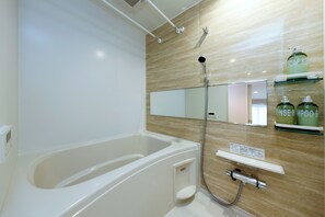 Combined shower/tub, hair dryer, towels, shampoo - La Terrasse Higashikomagata by Tranova (Tokyo)