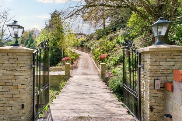 المنطقة المحيطة بالمنشأة