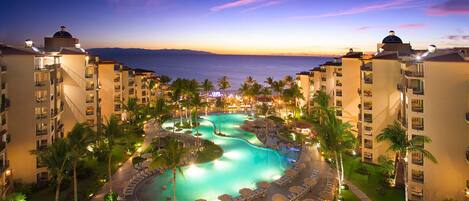 Een buitenzwembad en een verwarmd zwembad