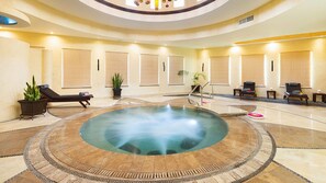 Una piscina al aire libre, una piscina climatizada