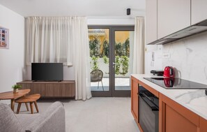 Kjøleskap, ovn, kokeplater og oppvaskmaskin