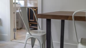 A modern kitchen with a wooden table and a white chair. - Manhattan Bridge-Brooklyn-UN (Brooklyn)