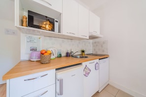 Réfrigérateur, micro-ondes, plaque de cuisson, lave-vaisselle
