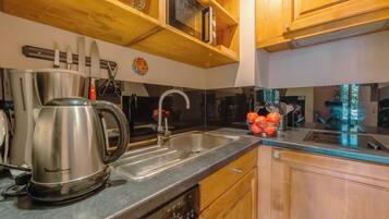 Réfrigérateur, micro-ondes, plaque de cuisson, lave-vaisselle