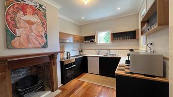 Microones, forn, placa de cuina i rentaplats