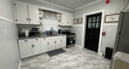 Cozy remodeled apartment close to major highways