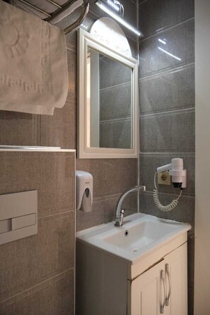 Shower, rainfall showerhead, hair dryer, bathrobes - MERSİN KENT SUİT HOTEL (Mezitli)