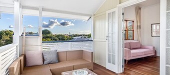 Queenslander w/ large and comfy Patio/ family Home