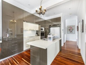 Køleskab, mikrobølgeovn, ovn, kogeplade