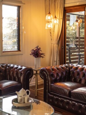 TV - Queenslander w/ large and comfy Patio/ family Home (Coorparoo)