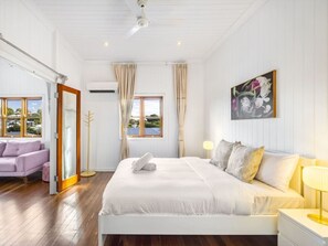 Desk, iron/ironing board, free WiFi, bed sheets - Queenslander w/ large and comfy Patio/ family Home (Coorparoo)