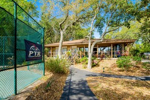 Exterior - 3rd floor Condo, pool, tennis/pickleball, bike rentals & close to beach (Hilton Head)