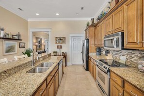 冷蔵庫、電子レンジ、オーブン、コンロ