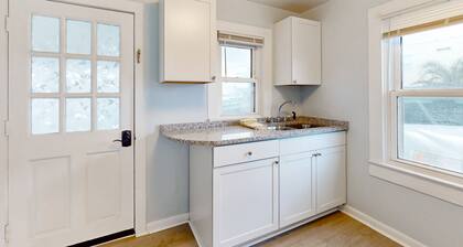 Coastal cottage with short walk to the beach and fishing pier