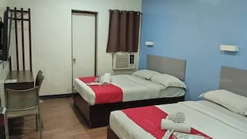 Family Quadruple Room | Desk, laptop workspace, free WiFi