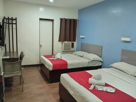 Habitación cuádruple familiar | Escritorio, espacio para trabajar con un portátil, wifi gratis