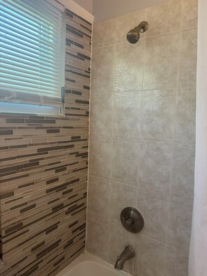 Serviettes fournies, savon, papier toilette