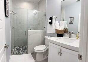 Toallas, jabón, shampoo, papel de baño 