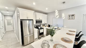 KĂŒhlschrank, Mikrowelle, Ofen, Herdplatte