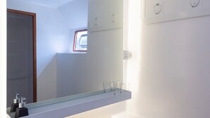 豪華雙床房, 陽台, 海景 | 浴室 | 免費盥洗用品、吹風機、浴袍、拖鞋