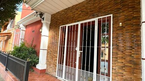 Un edificio con fachada de ladrillo y una gran puerta metálica.