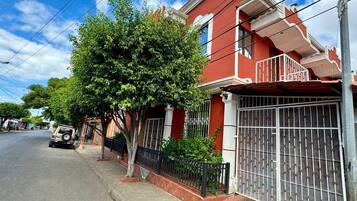 Vista frontal de la propiedad