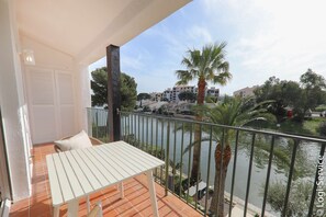 Outdoor dining - Lovely, sunny 2-room flat close to the beach. (PORT GRIMAUD)
