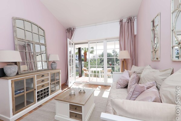 TV - Lovely, sunny 2-room flat close to the beach. (PORT GRIMAUD)