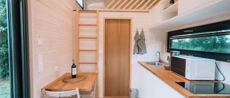 Fridge, stovetop, coffee/tea maker, toaster