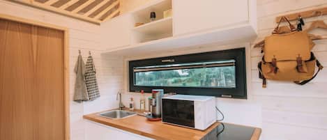 Refrigerador, parrilla de estufa, cafetera y tetera y tostadora