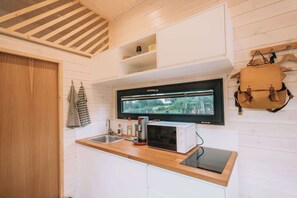 Frigorífico, placa de cocina, cafetera o tetera y tostadora
