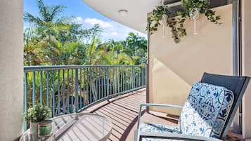 Apartamento superior, 2 quartos, vista para o jardim | Sacada