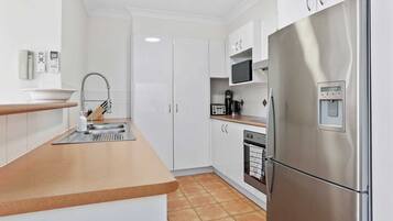 Apartamento superior, 2 quartos, vista para o jardim | Cozinha privada | Geladeira grande, micro-ondas, fogão, cooktop