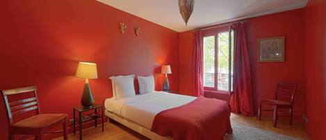 2 soverom, skrivebord, strykejern/-brett og wi-fi