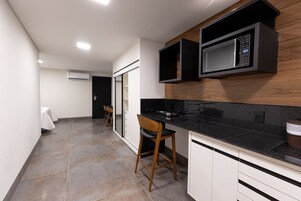 Geladeira, micro-ondas, talheres/pratos/utensílios de cozinha