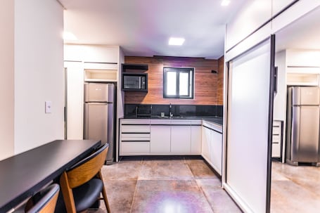 Refrigerador, microondas, utensilios de cocina