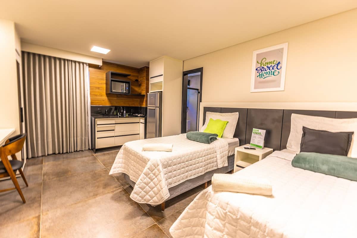 Estudio básico | Escritorio, espacio para trabajar con un portátil, wifi gratis