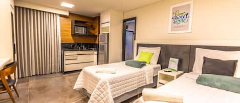 Basic Studio | Meja, ruang kerja komputer riba, Wi-fi percuma