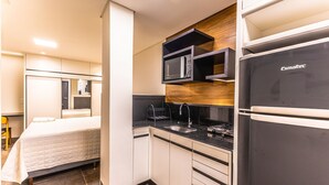 高級 開放式客房 | 私人廚房 | 電冰箱、微波爐、鍋具/餐盤/廚房用品