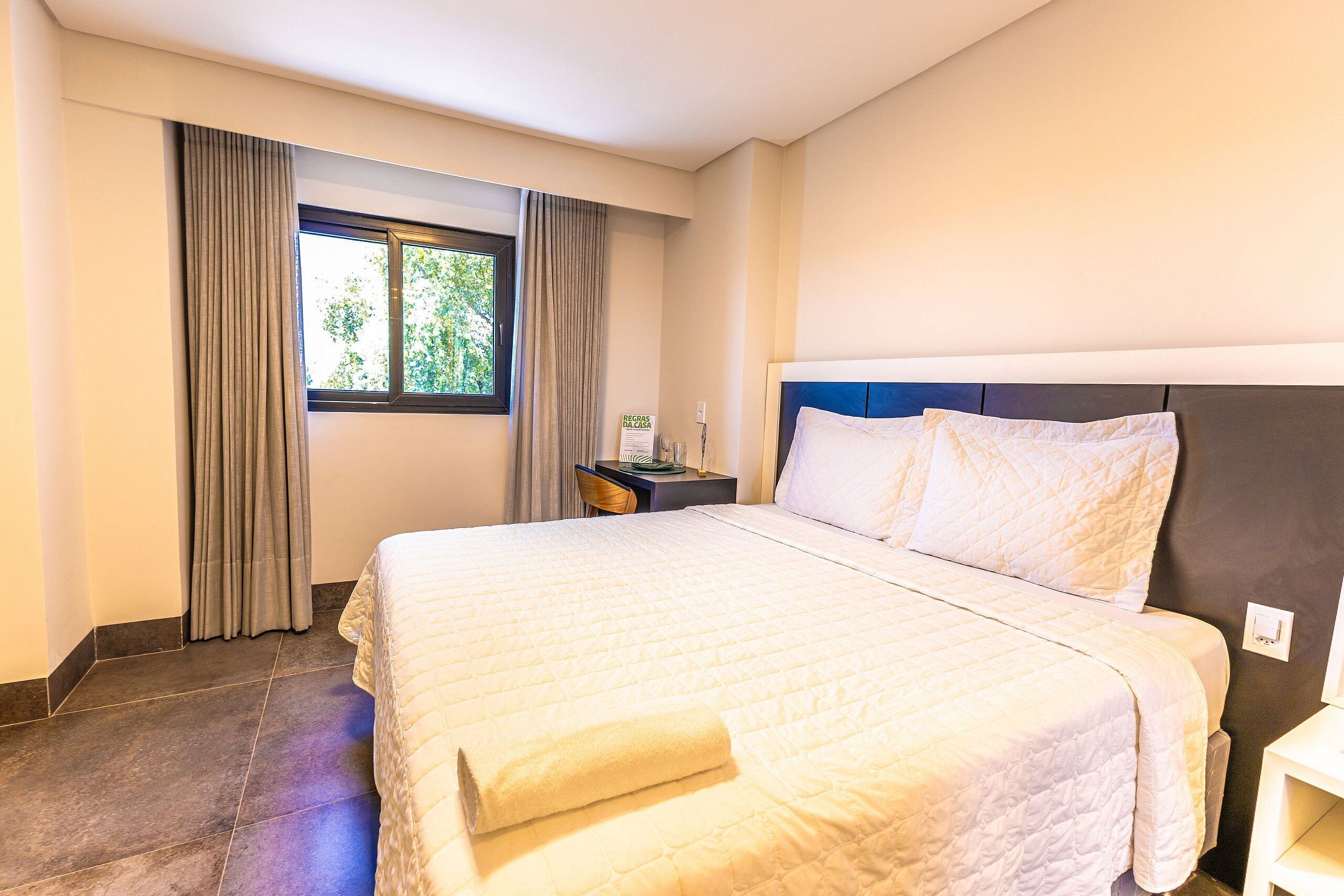 Escrivaninha, espaço de trabalho para notebook, Wi-Fi de cortesia