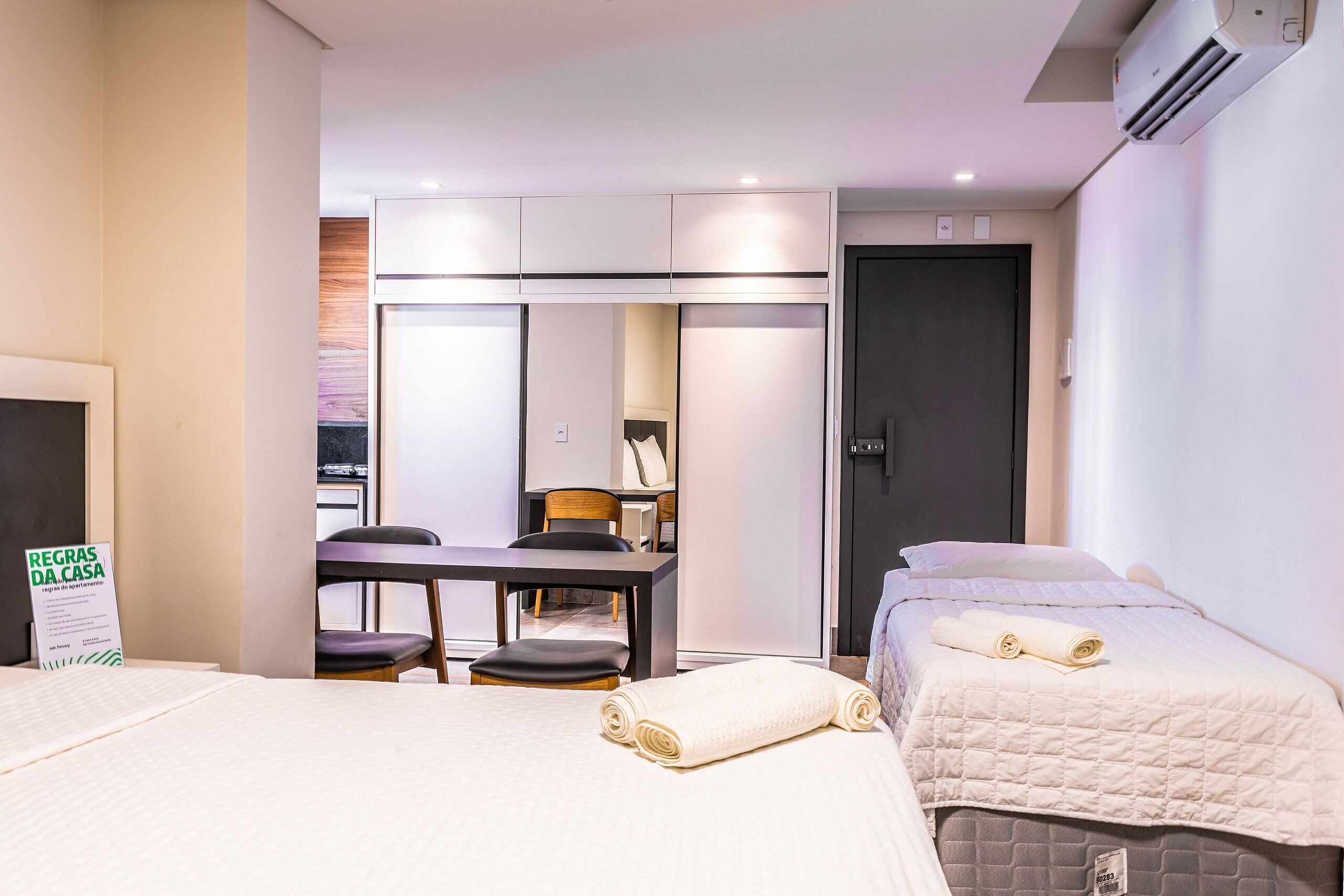Una habitación de hotel con dos camas, un escritorio y una silla.