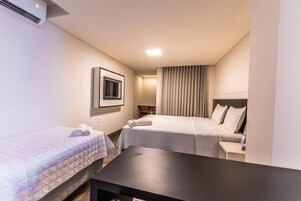 Escritorio, espacio para trabajar con laptop y wifi gratis 