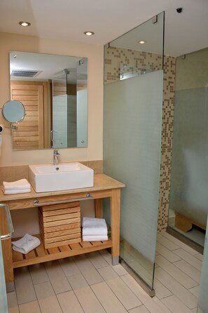 Hårtork, handdukar, tvål och toalettpapper