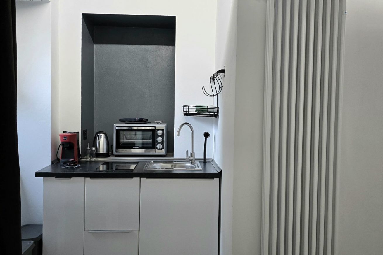 Kjøleskap, ovn, kaffetrakter/tekoker og kjøkkenutstyr