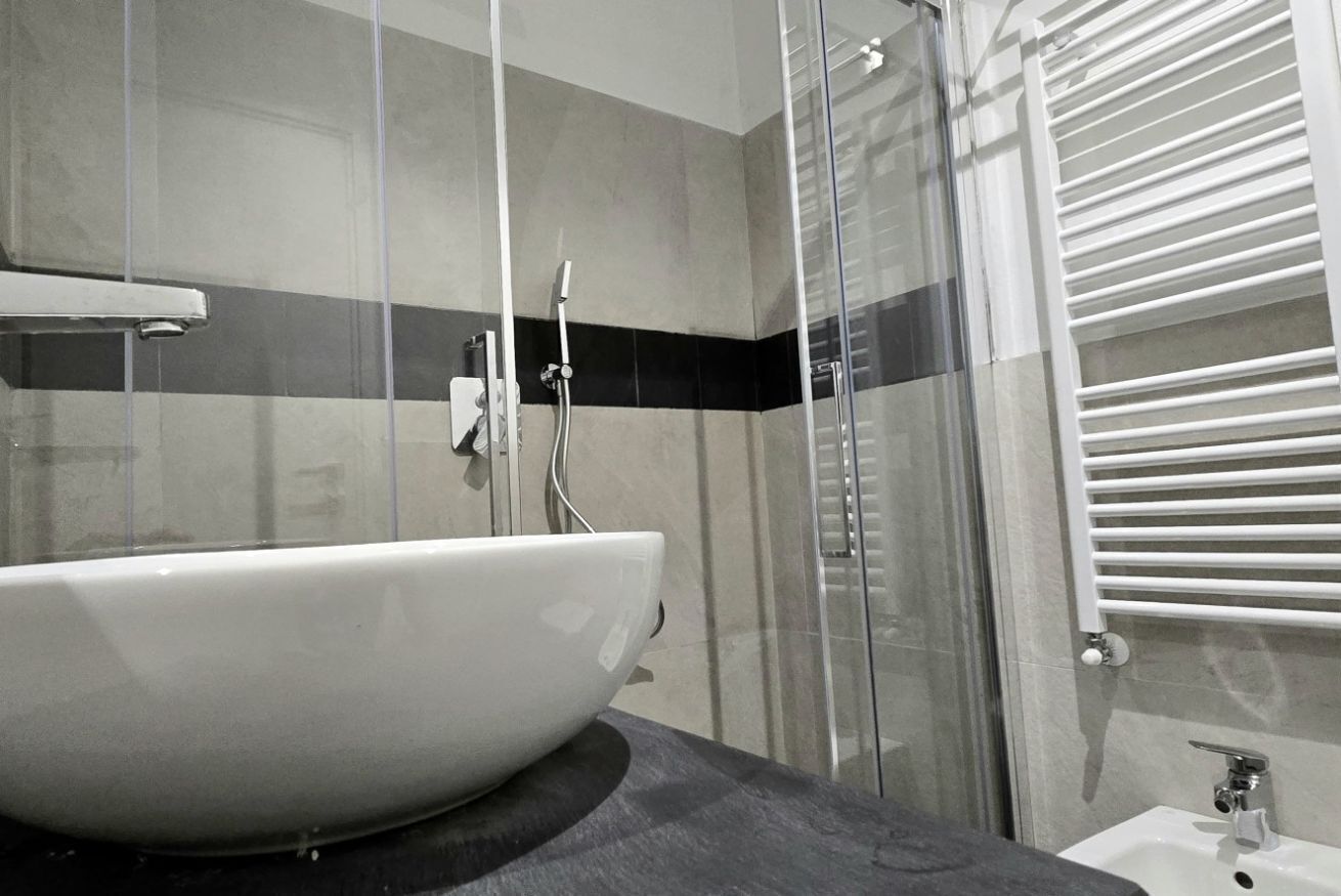 Chuveiro, secador de cabelo, bidê 