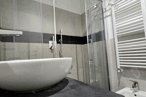 Een douche, een haardroger, een bidet