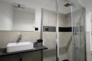 Douche, sèche-cheveux, bidet, serviettes fournies