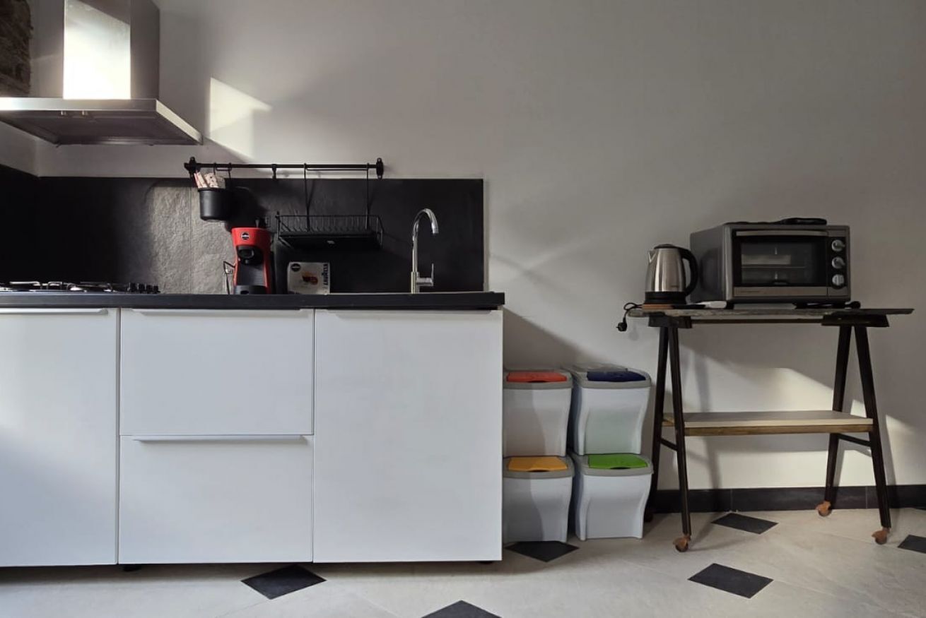 Kjøleskap, ovn, kokeplater og kaffetrakter/tekoker